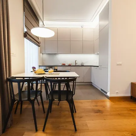 2br Designer Close To Old Town By Houseys Daire *