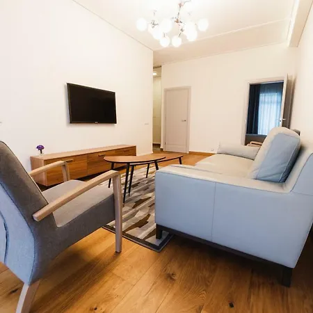 2br Designer Close To Old Town By Houseys Daire