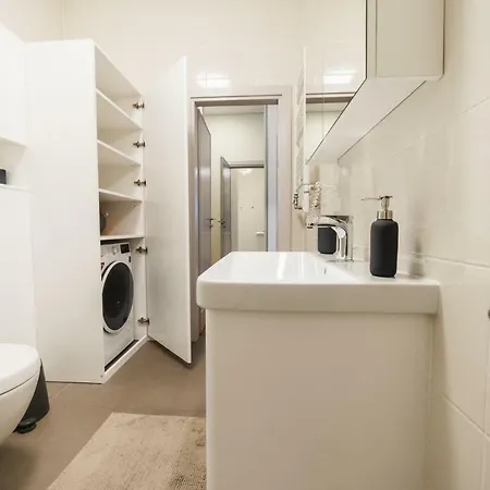 2br Designer Close To Old Town By Houseys