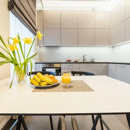 2br Designer Close To Old Town By Houseys