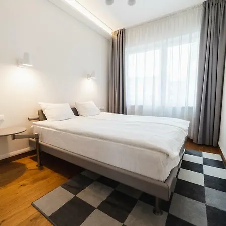 2br Designer Close To Old Town By Houseys